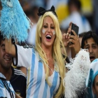阿根廷女球迷掀起球衣庆祝 