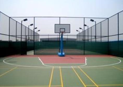 篮球场的宽度为15米，也就是指球场的短边距离