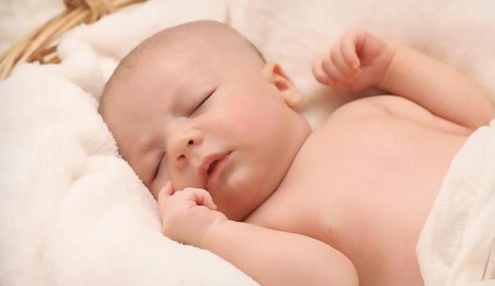 婴儿换尿布技巧与婴儿护理指南 
