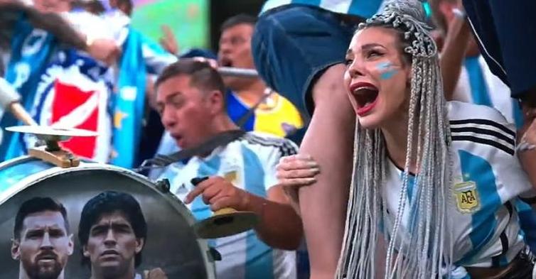 女球迷掀内衣，梅西进球,阿根廷女球迷掀起内衣庆祝 (图2)