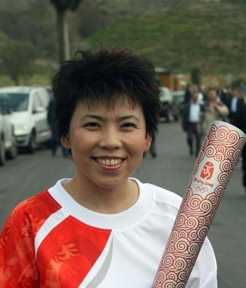 7. 网名“乒乓球迷”：邓亚萍是中国乒乓球的传奇人物，她的离开让我们感到遗憾。但是我们也应该理性看待这件事情，祝福邓亚萍在新的领域取得更大的成功。