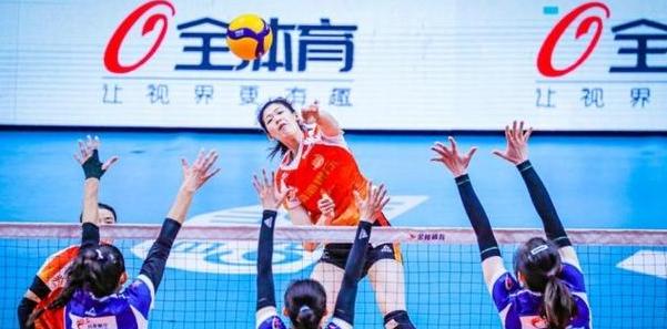 中国女排在本届奥运会上获得了金牌，这是中国女排历史上第四次获得奥运会金牌，也是中国女排连续三届奥运会夺得金牌。中国女排的表现备受瞩目，球员们的拼搏精神和团队合作精神也赢得了观众们的赞誉。