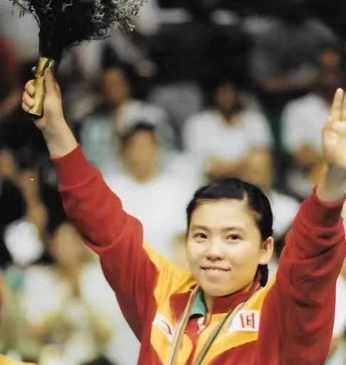 7. 网名“乒乓球迷”：邓亚萍是中国乒乓球的传奇人物，她的离开让我们感到遗憾。但是我们也应该理性看待这件事情，祝福邓亚萍在新的领域取得更大的成功。