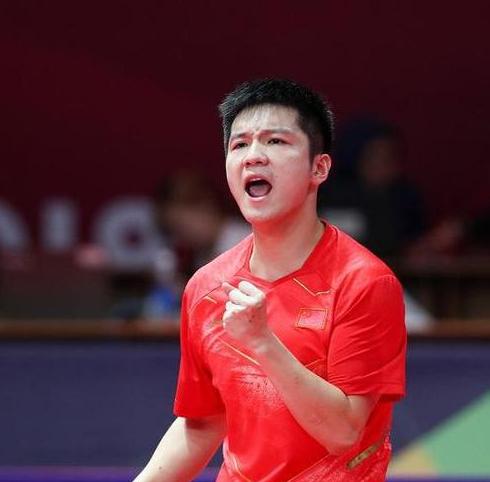 作为一名年轻的乒乓球运动员，樊振东需要保持良好的心态和积极的心态。无论是在训练还是比赛中，他都需要保持自信和冷静，不断提高自己的技术水平。我相信他的努力和才华将会为他带来更多的成功。