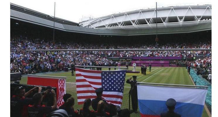 伦敦奥运会颁奖仪式美国国旗被风吹落 (图2)