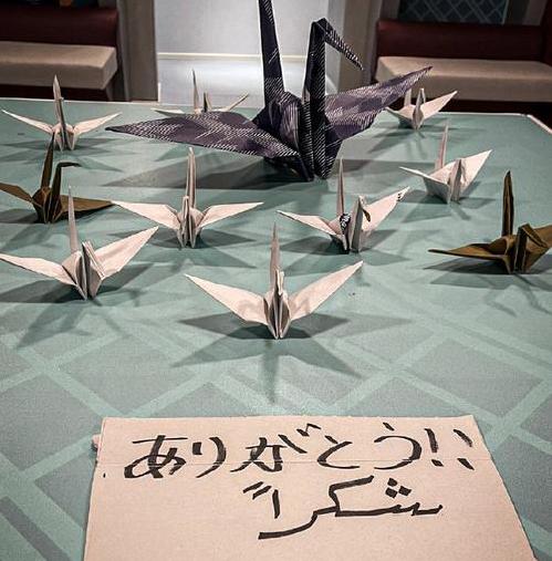 日本打扫更衣室留下11只纸鹤 (图1)