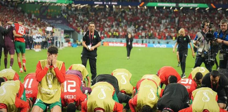摩洛哥球员跪谢球迷是真的吗 
